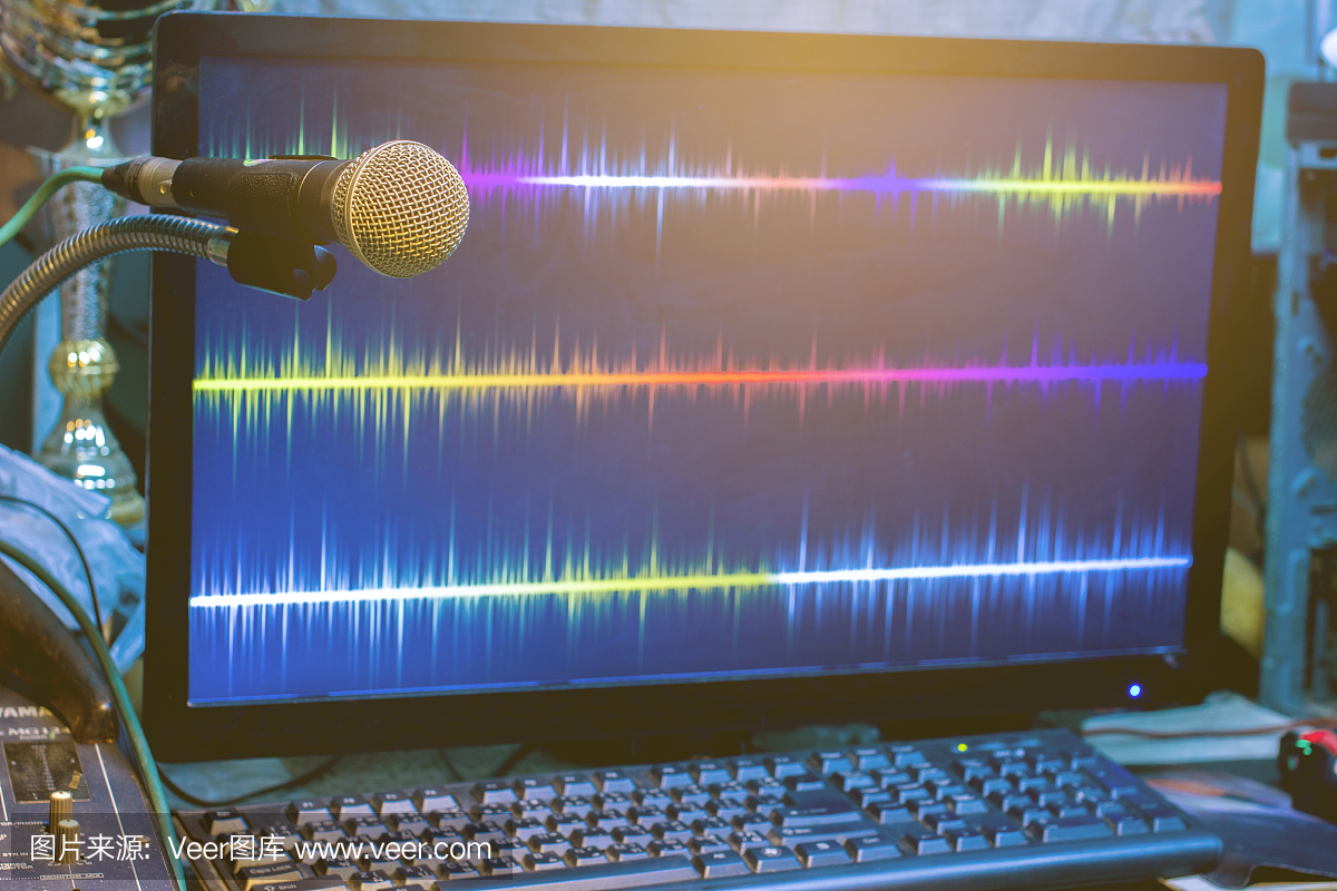 電腦錄音室的麥克風。