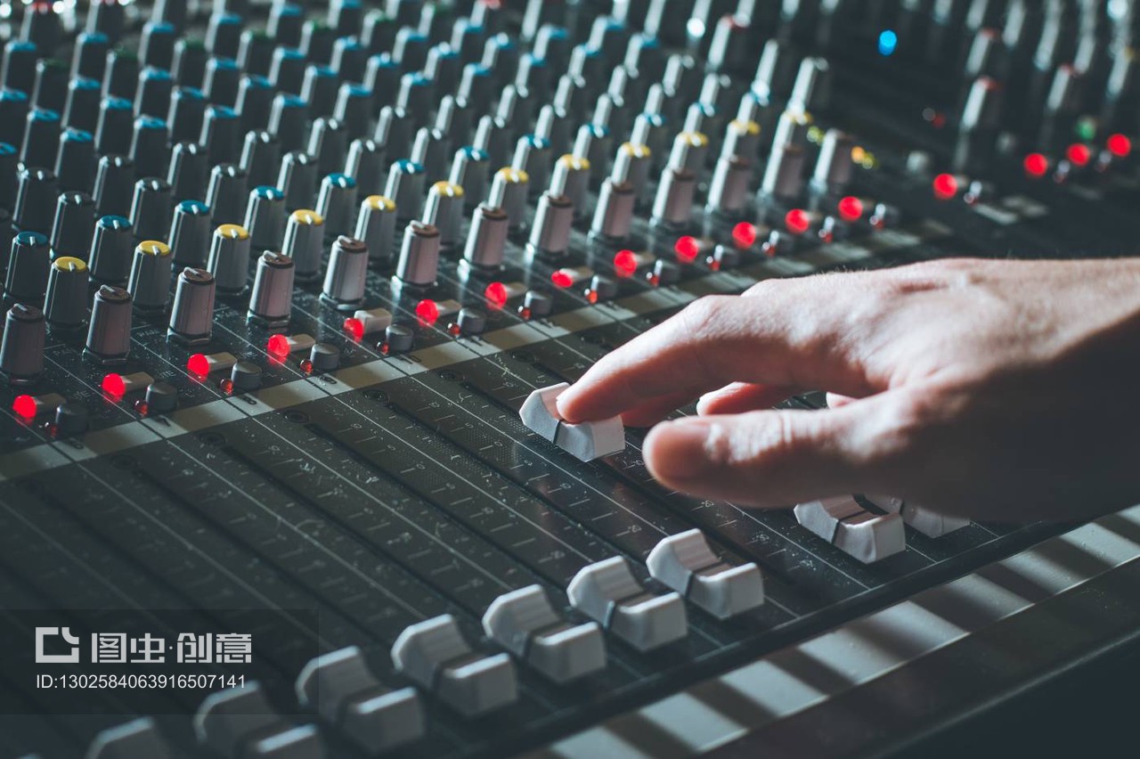 錄音室調(diào)音臺(tái):專業(yè)音樂(lè)制作