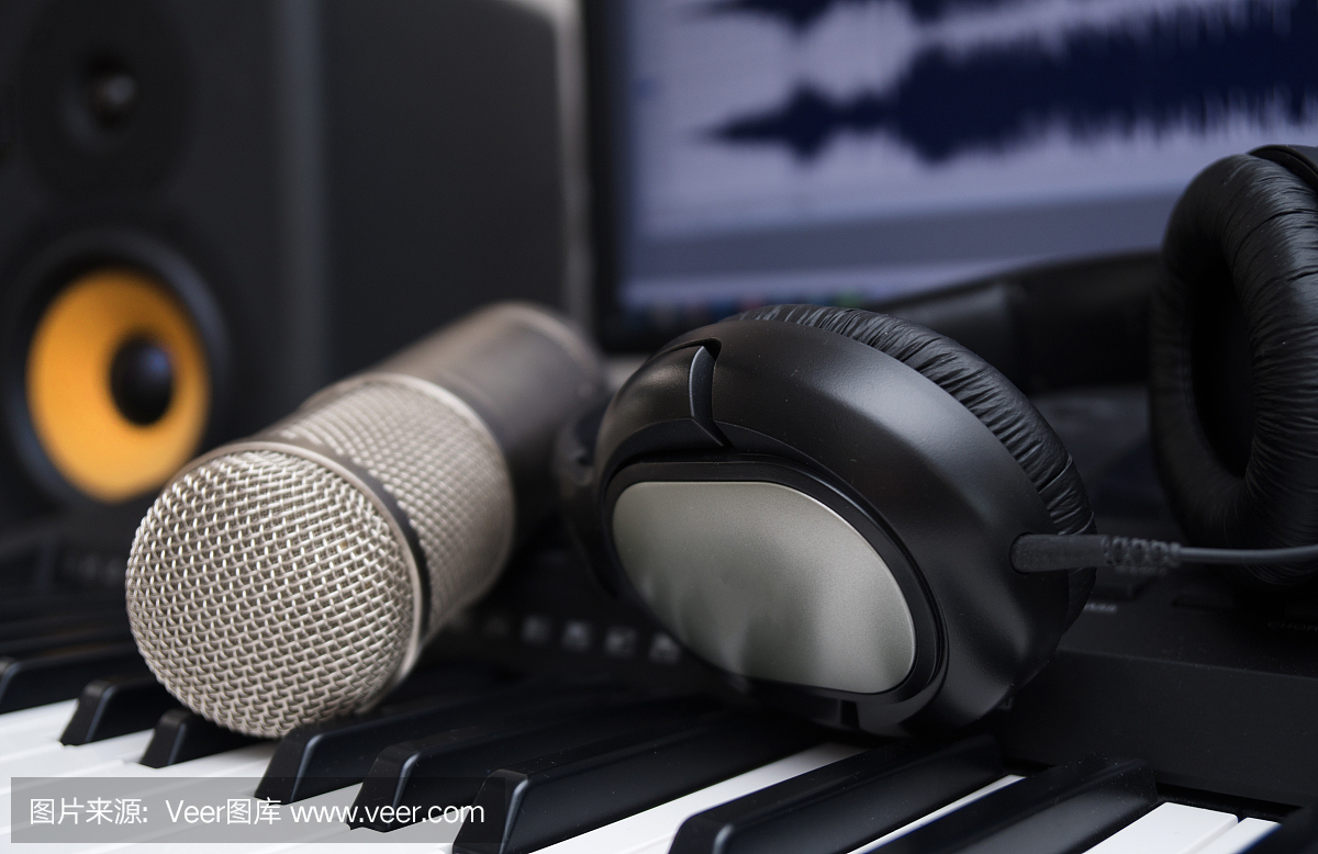 混頻器,電容麥克風(fēng)和專業(yè)監(jiān)視器。家庭音樂(lè)工作室的概念。