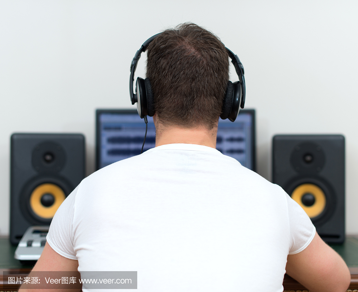 錄音室男錄音師。后視圖。